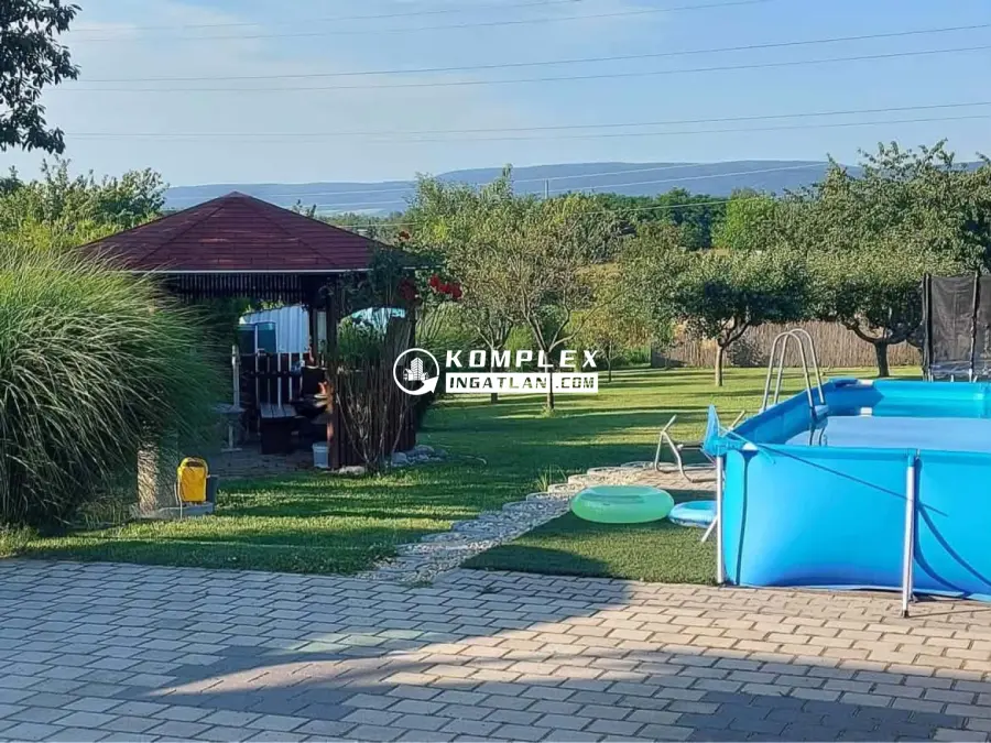eladó családi ház, Környe