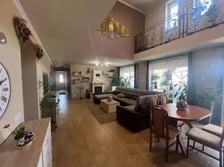 Eladó családi ház, Oroszlány 7 szoba 270 m² 149.9 M Ft