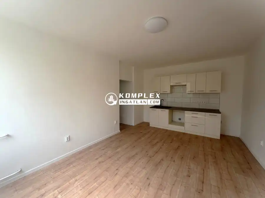 eladó téglalakás, Oroszlány