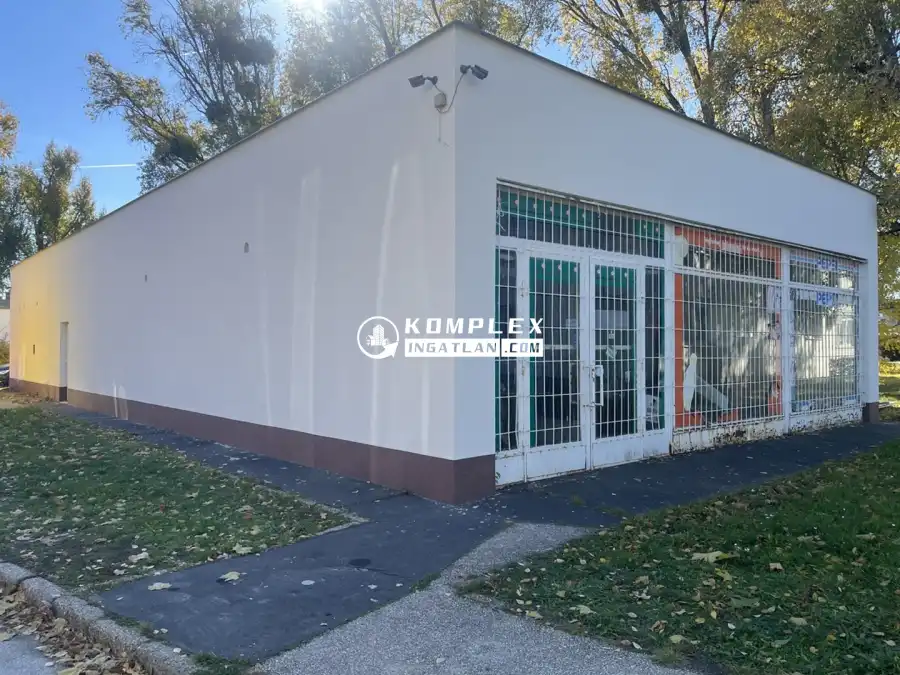 eladó üzlethelyiség utcai bejáratos, Tatabánya