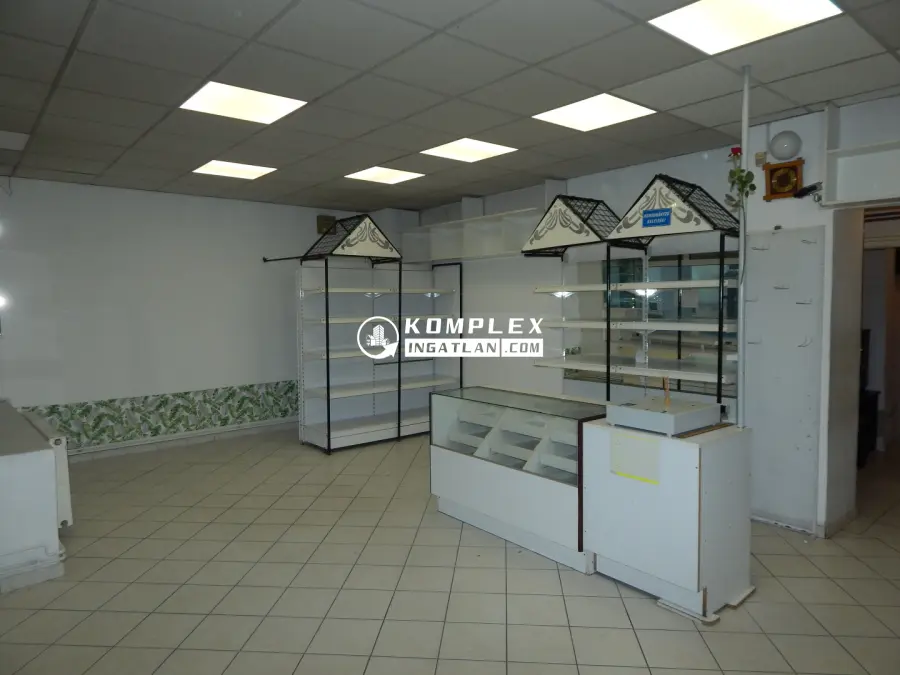 eladó üzlethelyiség utcai bejáratos, Tatabánya