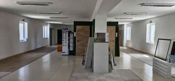 Kiadó újszerű üzlethelyiség üzletházban, Tatabánya 360 m² 572 E Ft/hó + Áfa